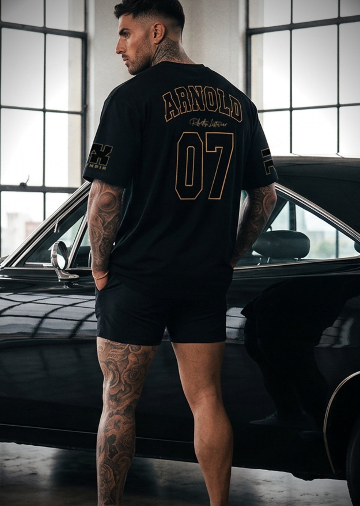 4018 Arnold 07 Oversized Tee black, front seated